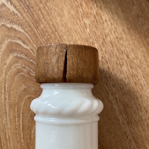 Vintage milk glass salt & pepper shakers - Picture 8 of 9